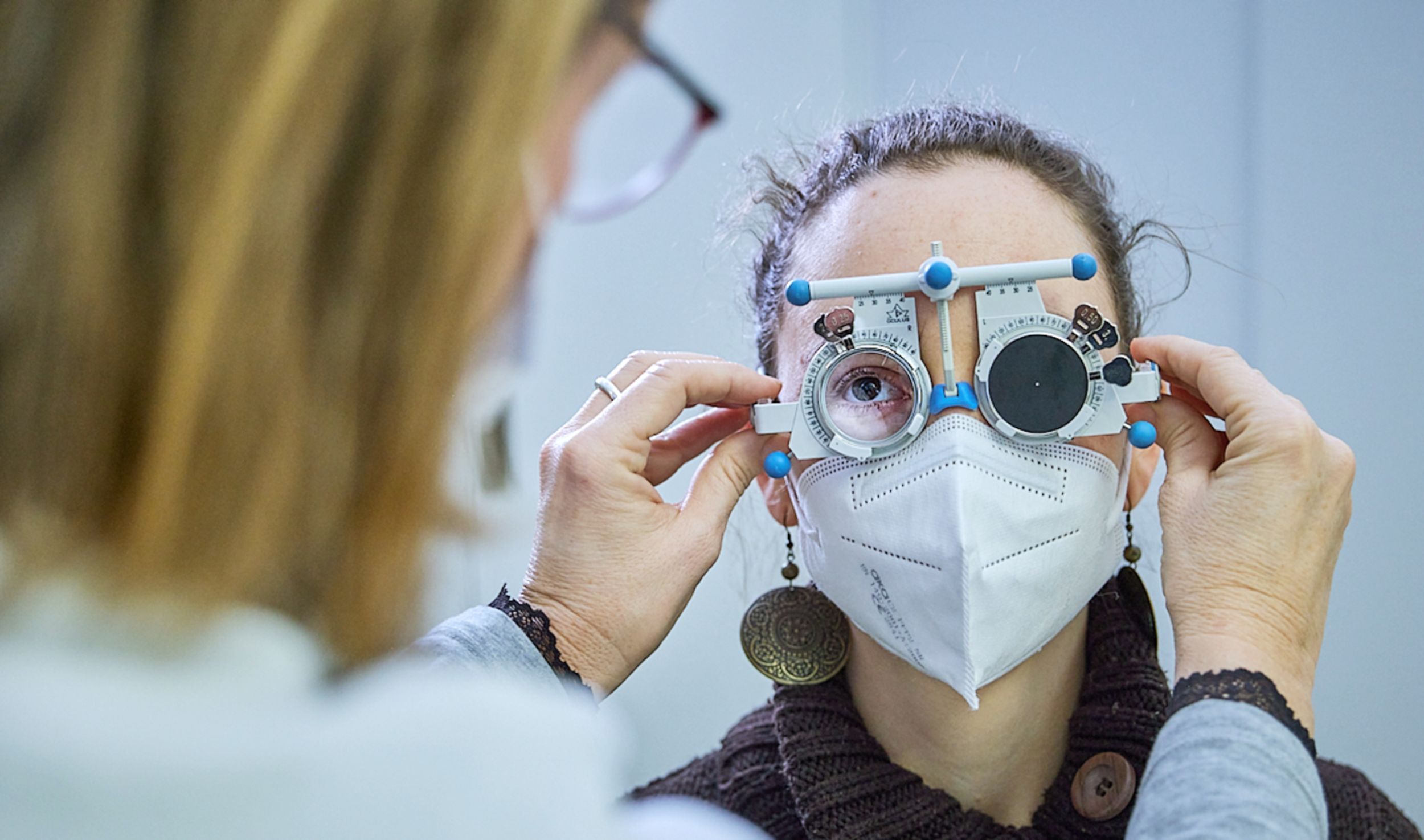 Ärztin bei einer Augenuntersuchung mit Patientin