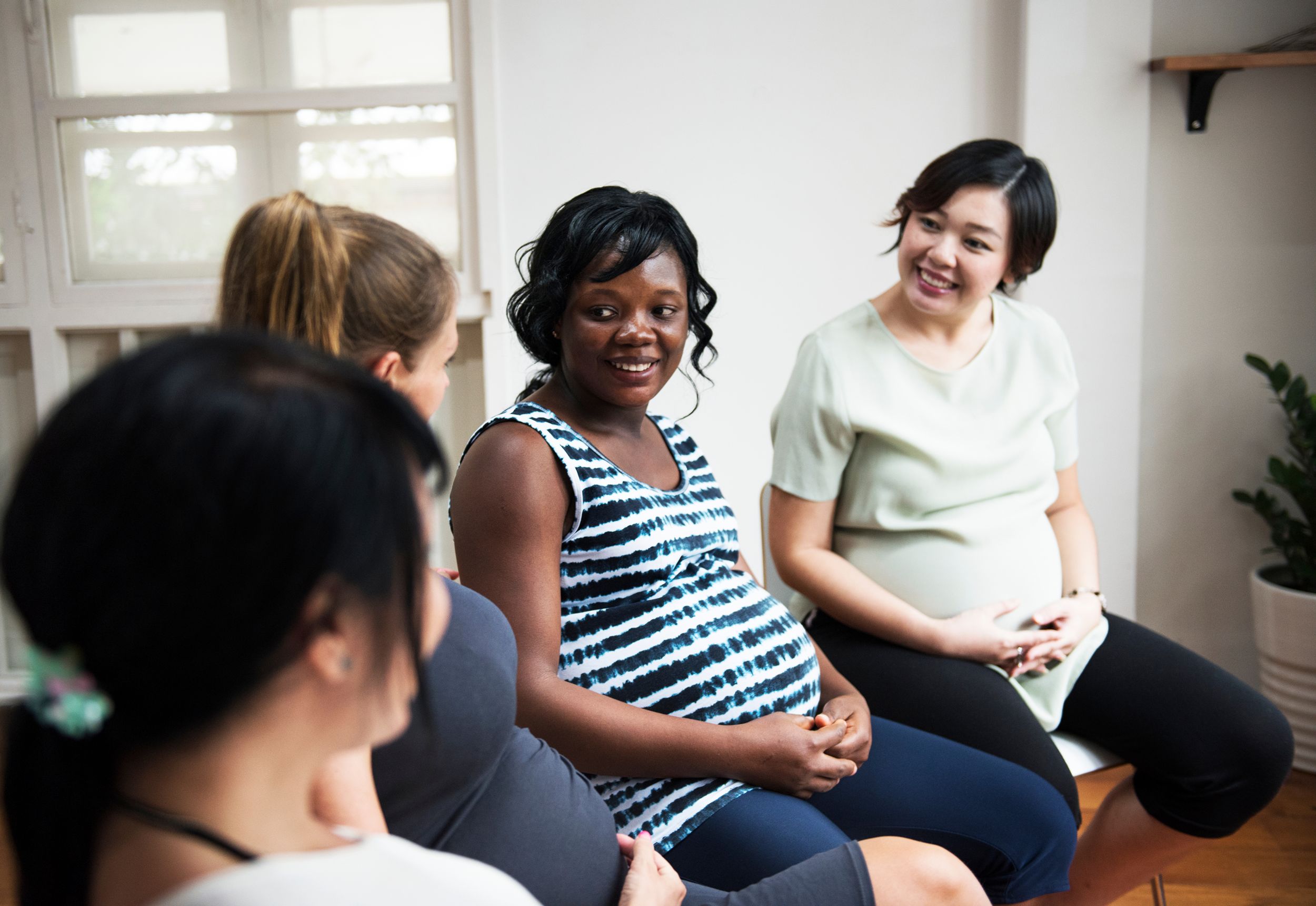 Drei schwangere Frauen in einem Kurs