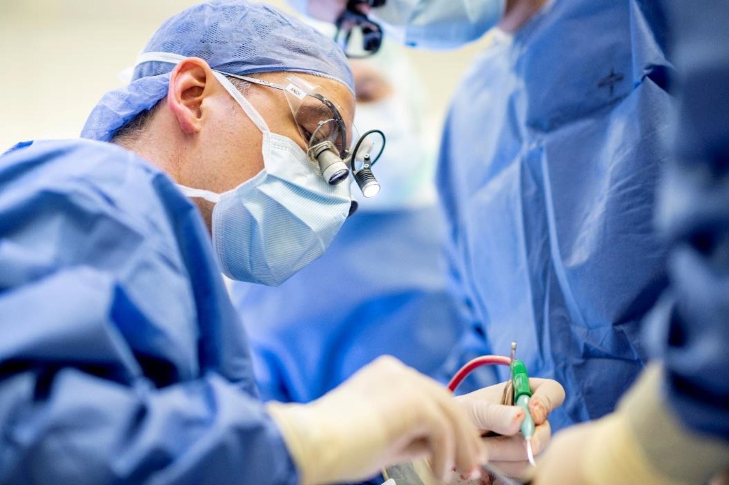 Chirurg im OP-Saal bei einer Operation