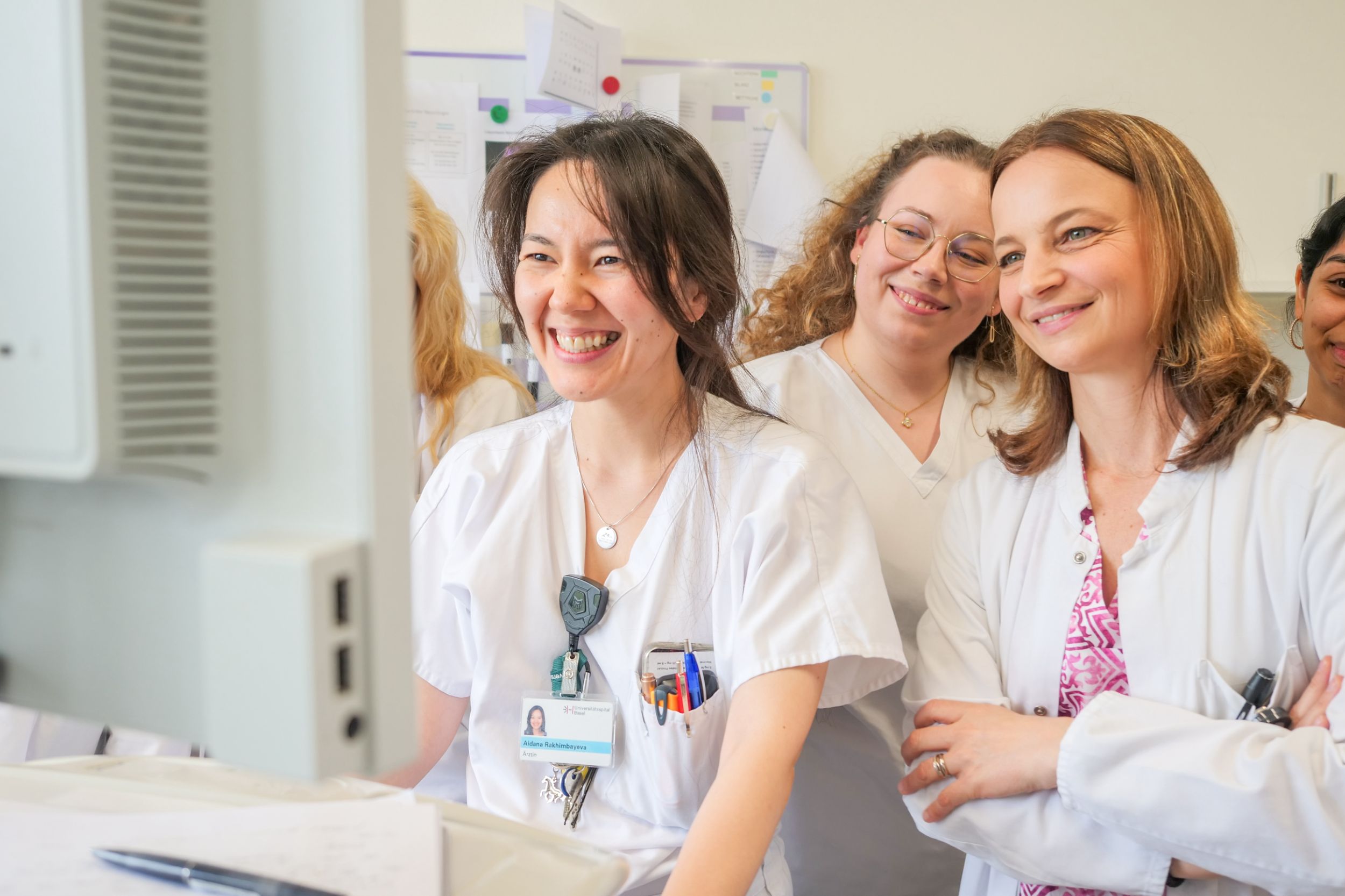 Ärztin führt eine Neurovaskuläre Ultraschalluntersuchung bei Patientin durch