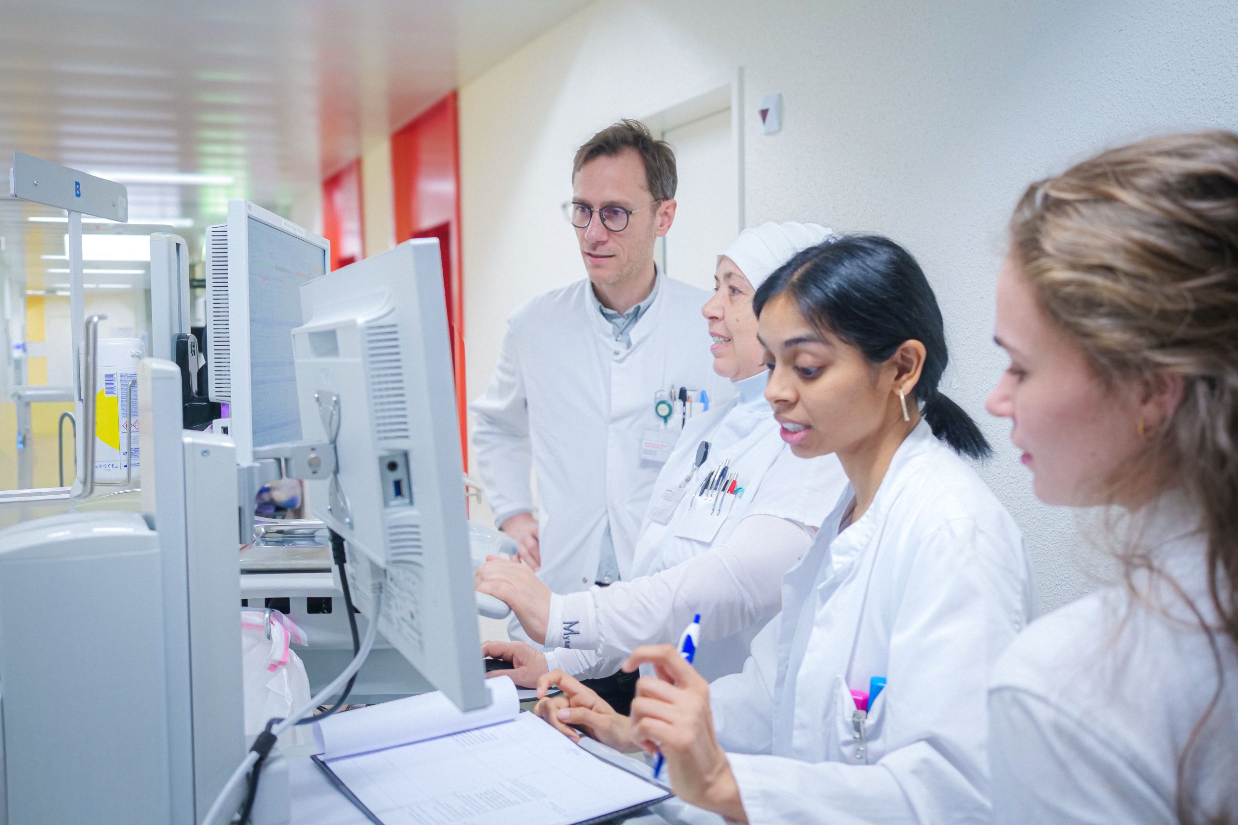 Arzt führt EMG-Untersuchung bei Patientin durch