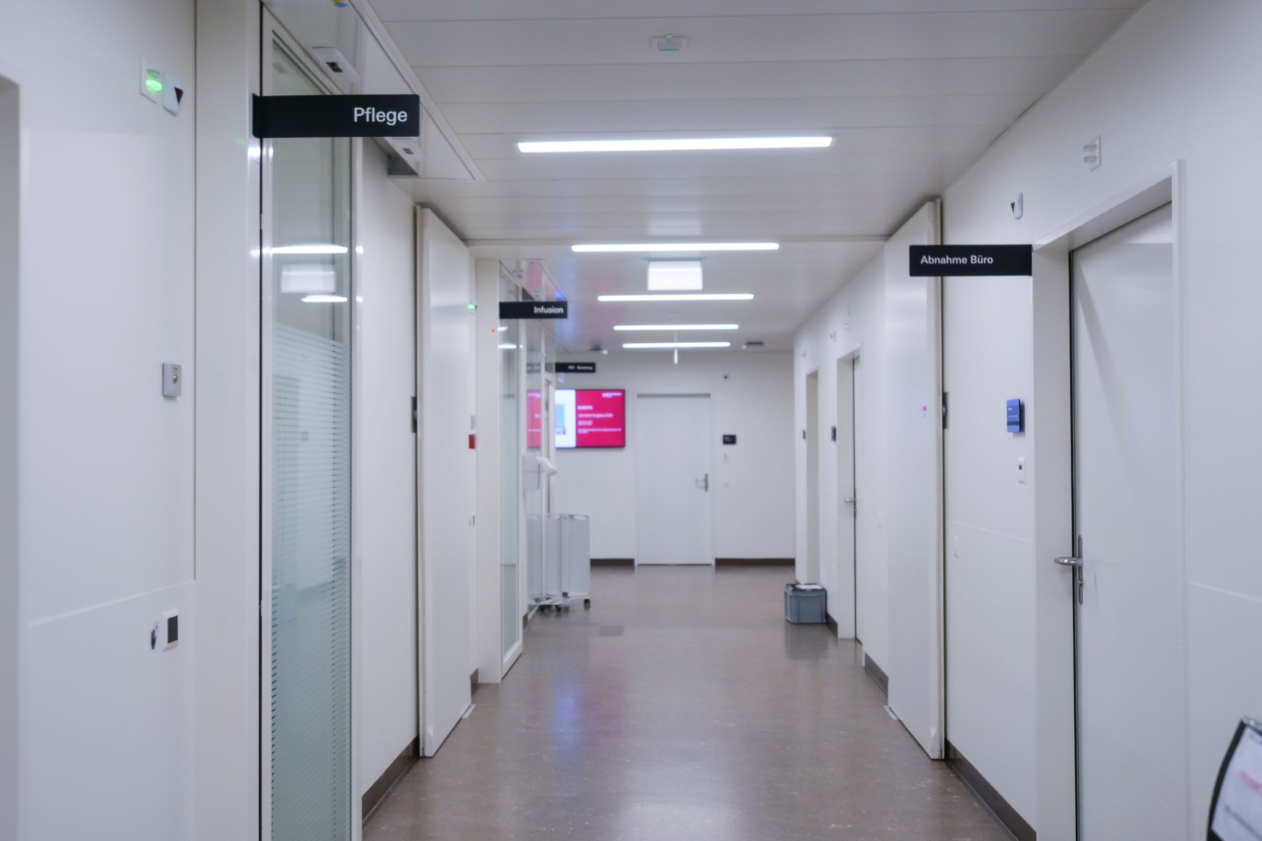 Visite du médecin-chef dans le couloir