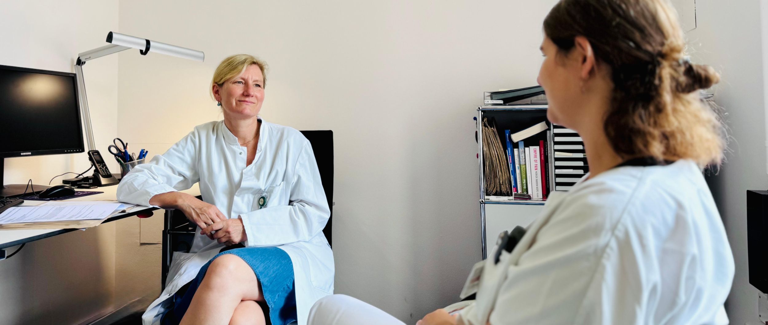 Dr. Sandra Eckstein und Naemi Kurylec bei einer Leistungsbesprechung