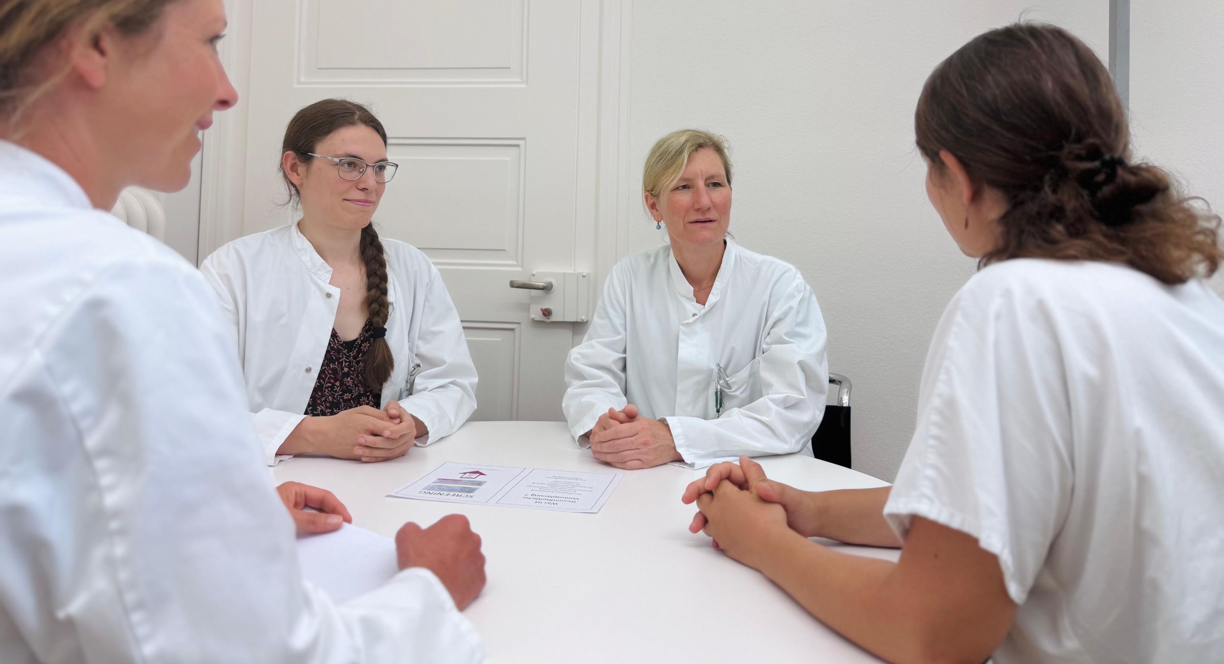 Dr. Sandra Eckstein, Naemi Kurylec, Katharina Fröhlich und Katharina Klatte bei einer Teambesprechung