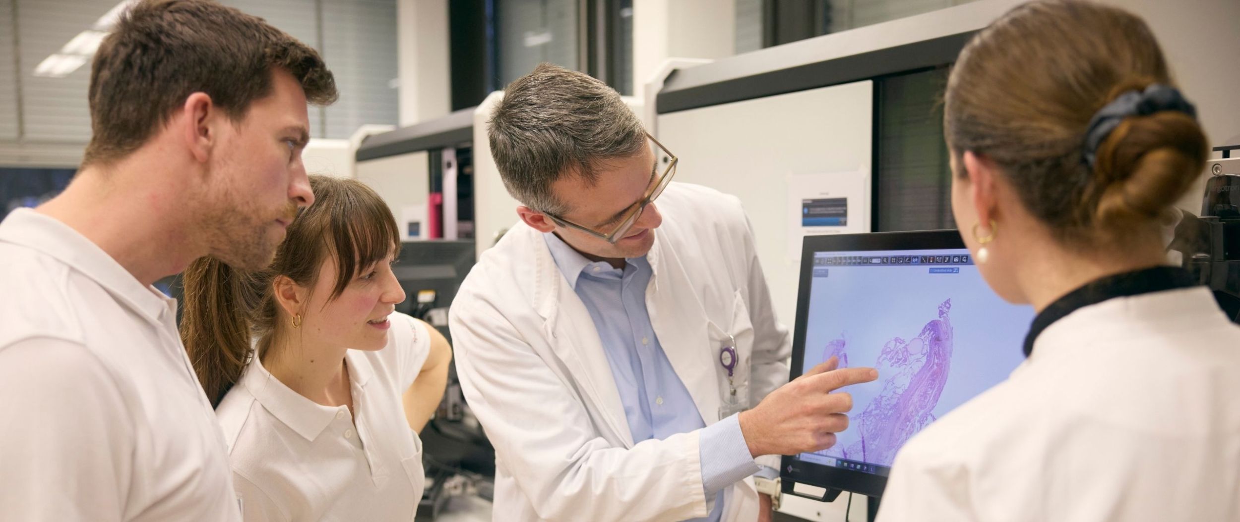 Ein Experte zeigt seinen Schülern etwas auf einem Display