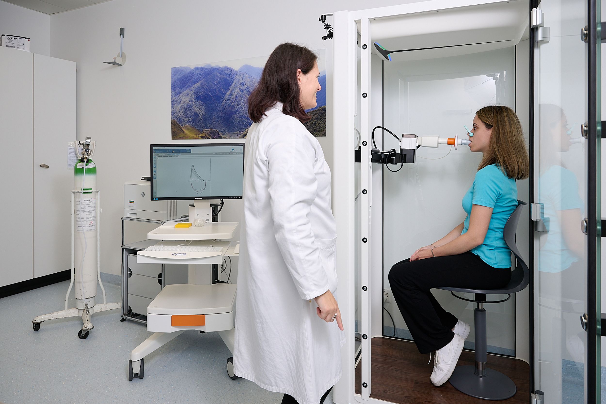 Patient in einer luftdichten Kammer während eines Lungenfunktionstests