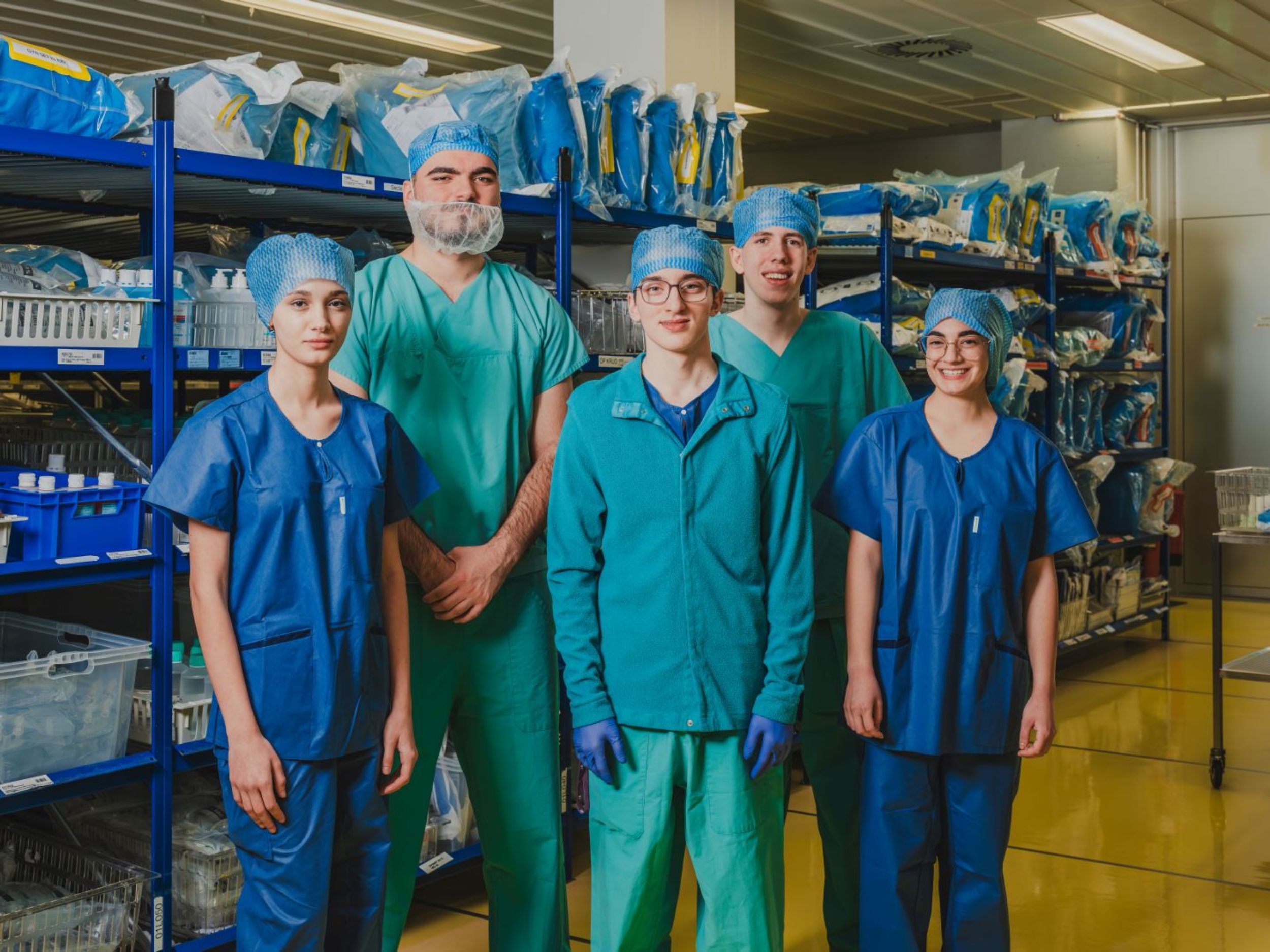 Building cleaner cleans a window front