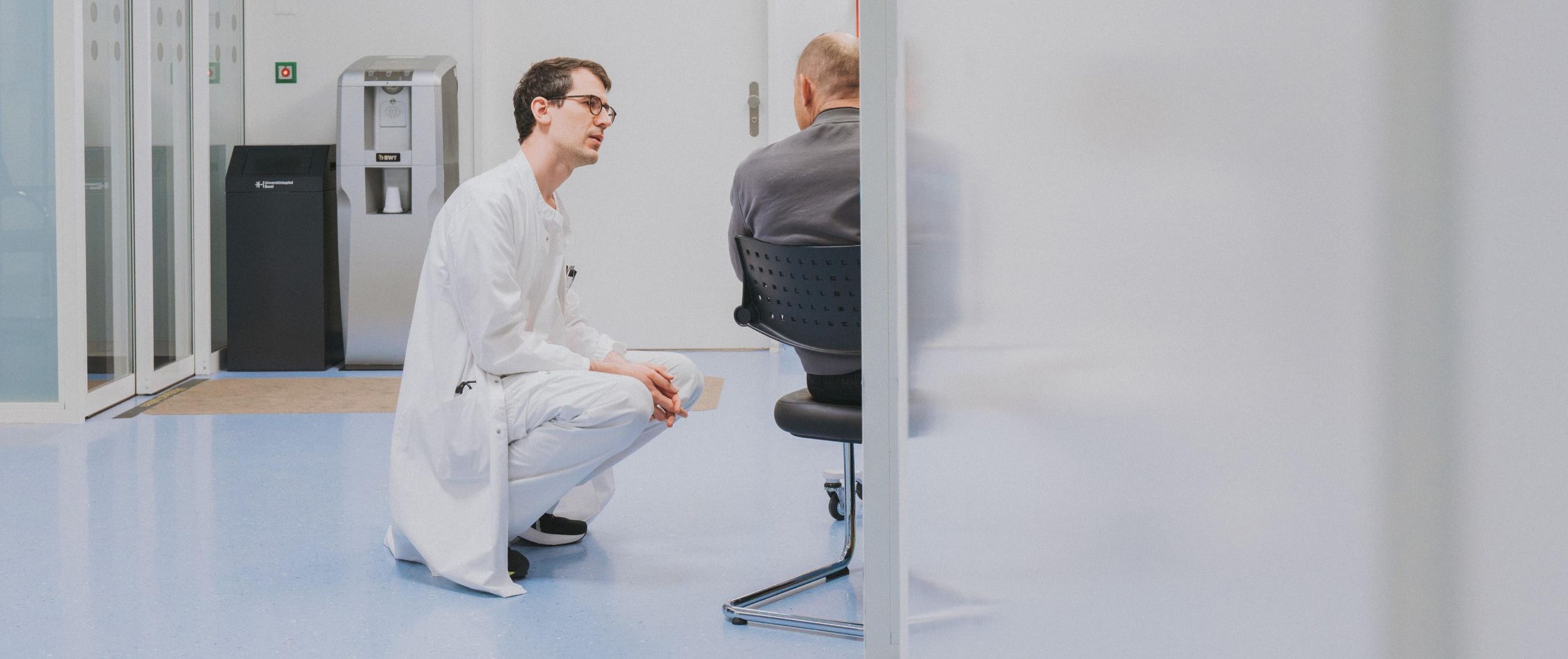 Ärztin und Patient besprechen Thema Rauchstopp.