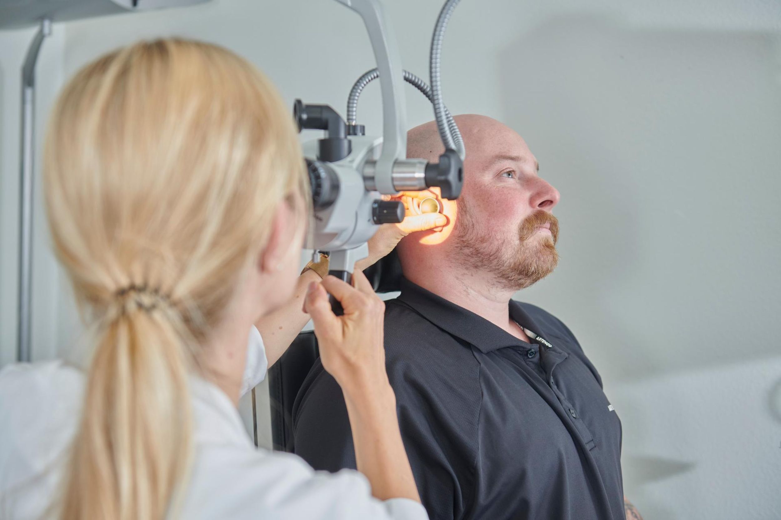 Prof. Daniel Baumhoer im Gespräch mit Kollegen