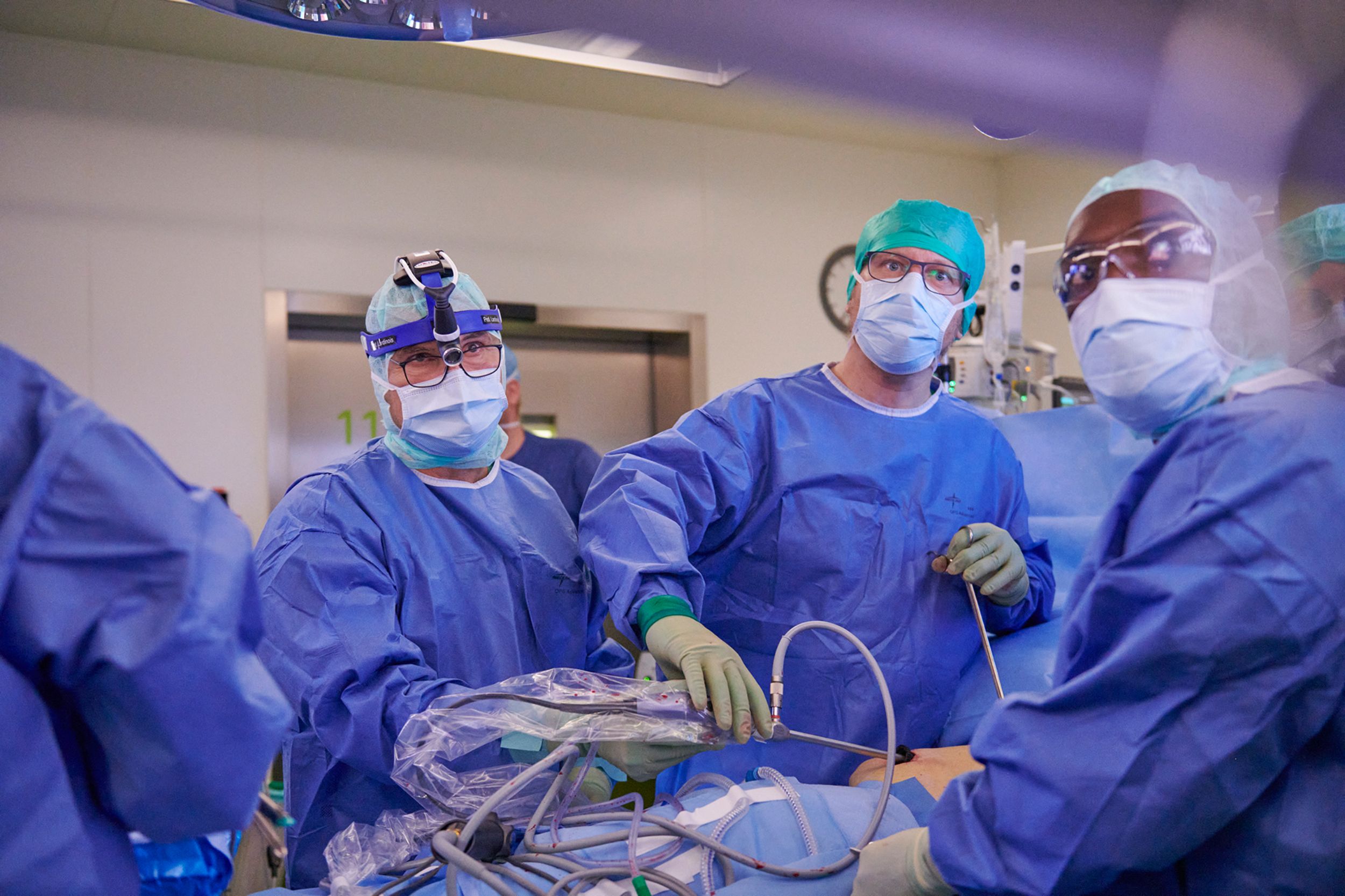 Ärzte während einer minimalinvasiven (VATS) Operation