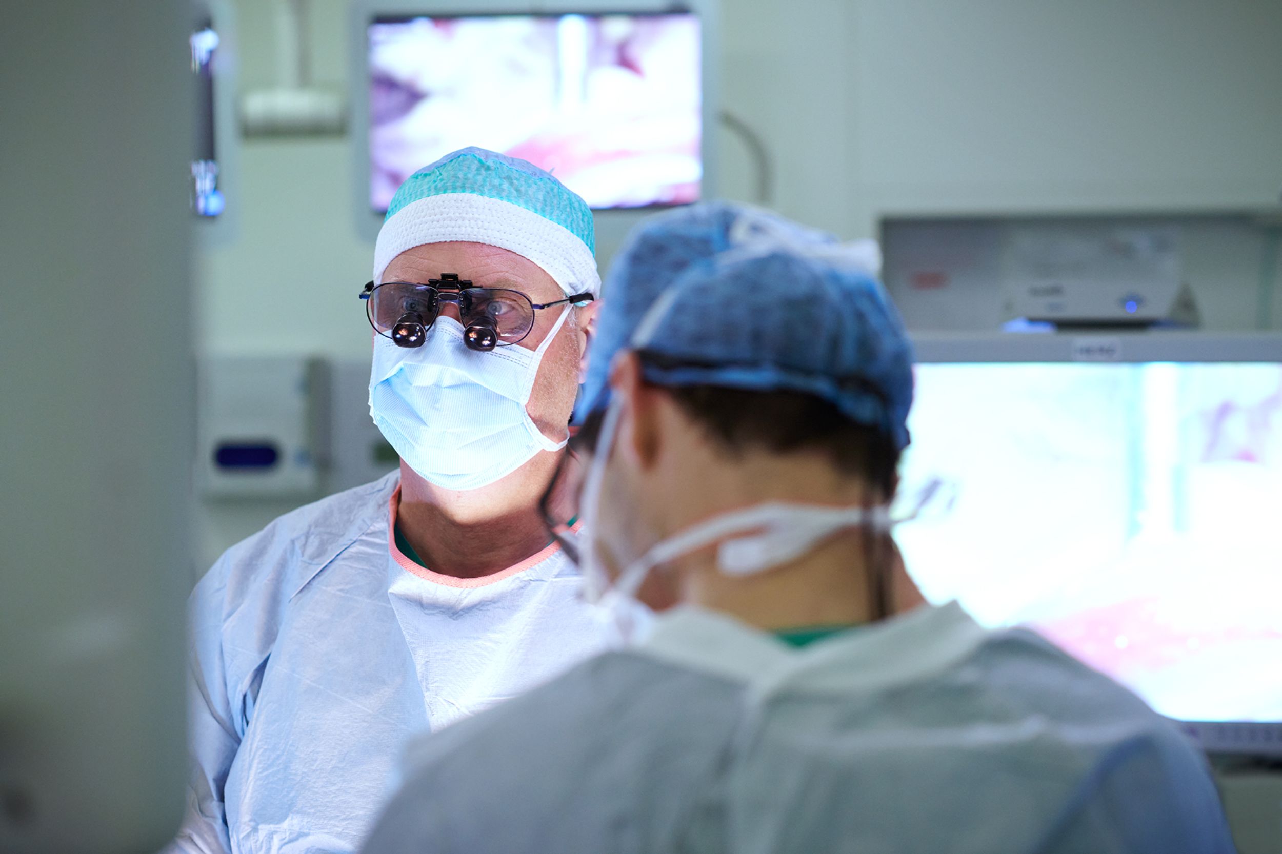 Prof. Friedrich Eckstein während eines Herzeingriffs im OP-Saal