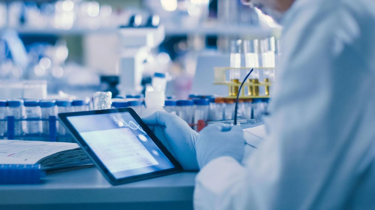 Titelbild Innovations-Focus. Forschungslabor mit Tablet.