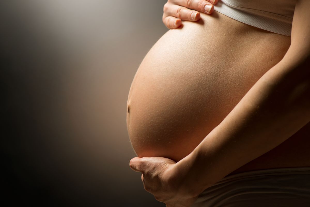 Schwangere Frau hält Bauch