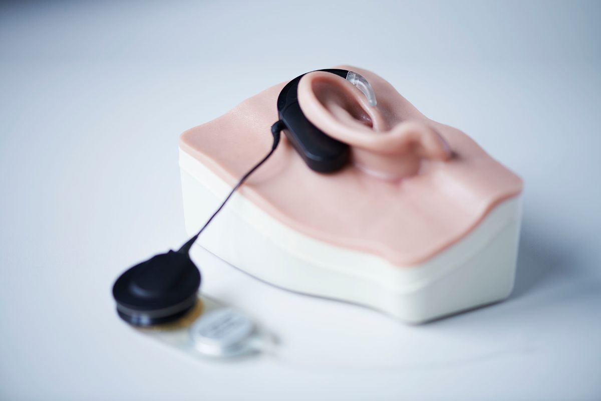 Cochlea Implantat an Ohr-Modell