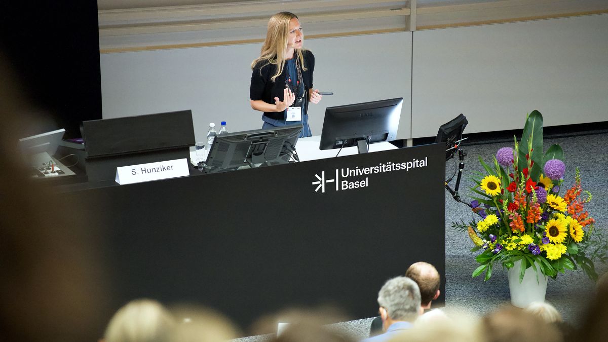 Prof. Sabina Hunziker Schütz während eines Vortrags im ZLF-Hörsaal