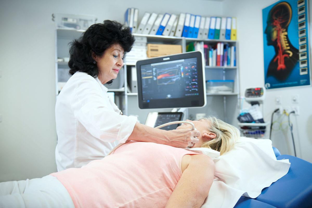 Ärztin während einer neurovaskulären Ultraschall-Untersuchung bei Patientin