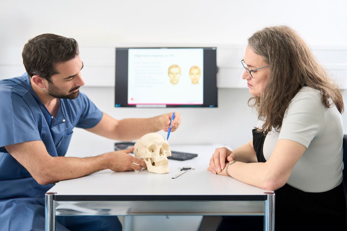 Patientin im Gespräch mit Arzt