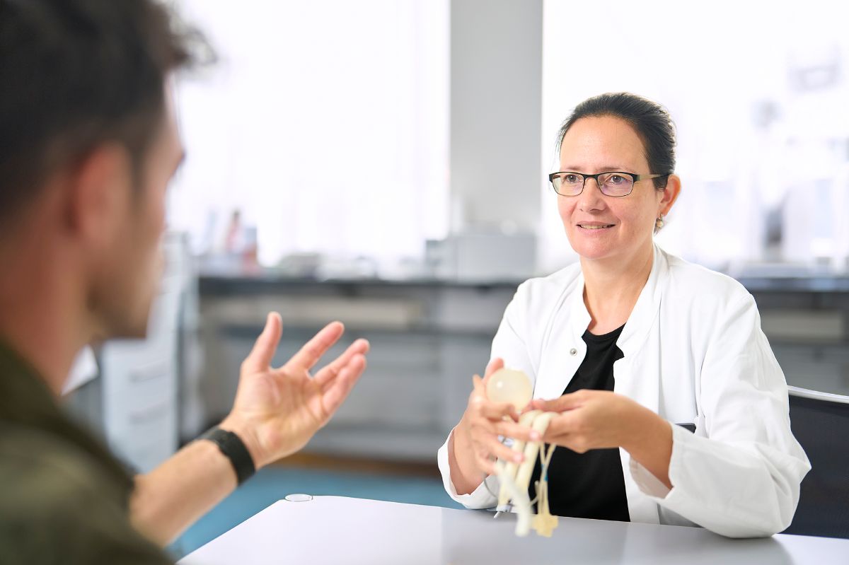 Antje Prasse mit Penisprothese