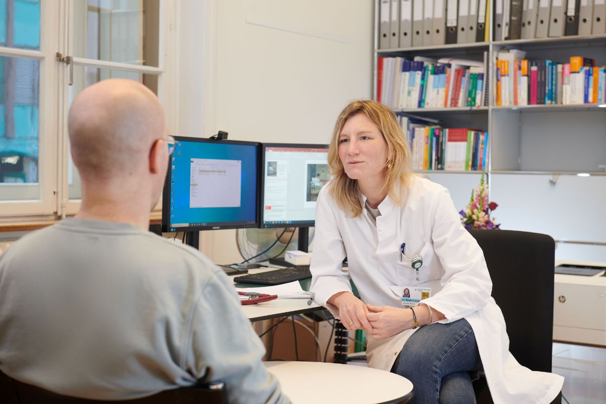 Dr. Sandra Eckstein im Gespräch mit einem Patienten