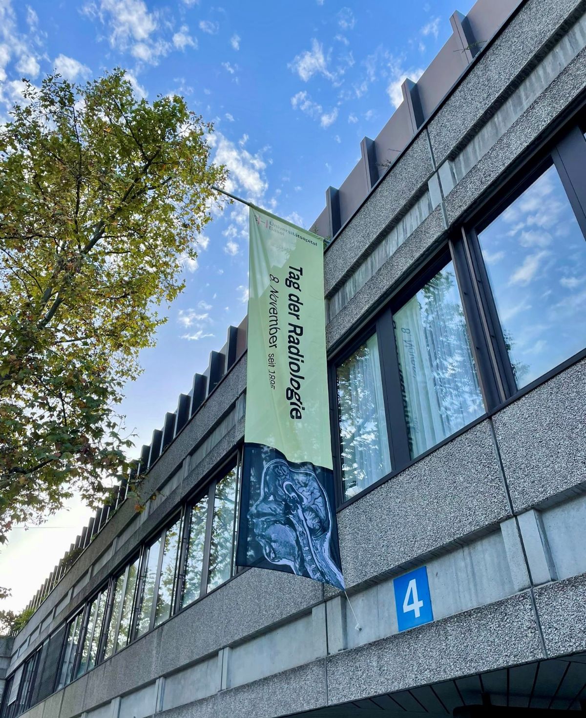 Fahnen an der Fassade des Klinikum 2 zum Tag der Radiologie