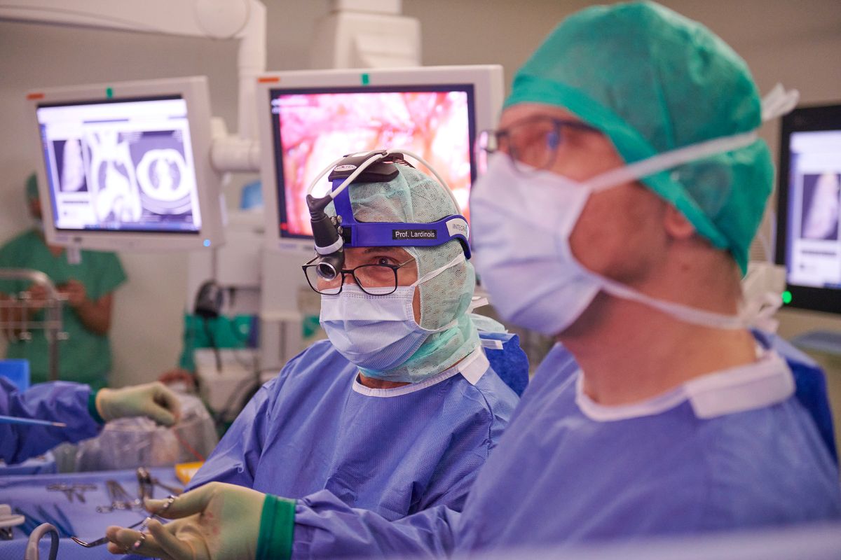 Prof. Didier Lardinois und Dr. Aljaz Hojski während eines minimalinvasiven Eingriffs im OP-Saal