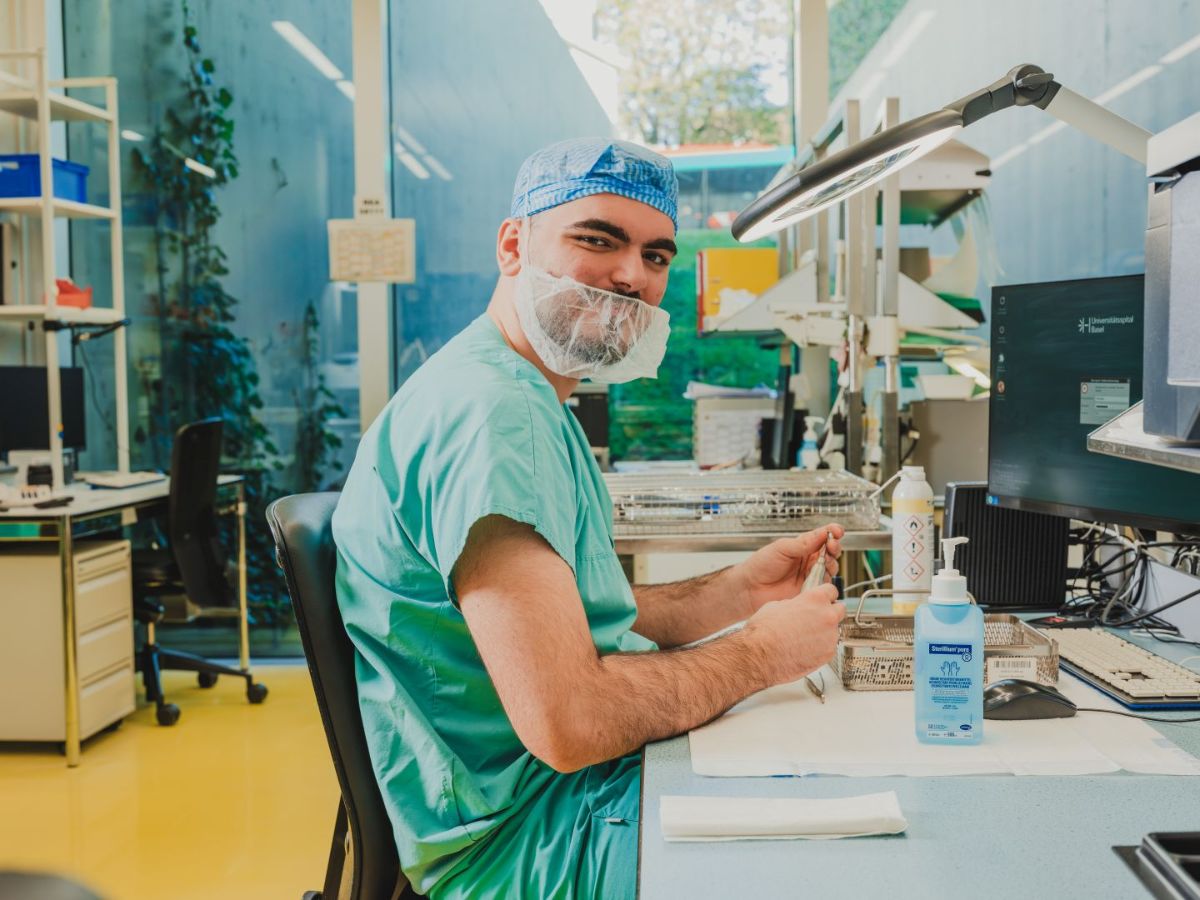 Zwei Medizinproduktetechnologinnen in Ausbildung haben medizinisches Equipment in der Hand und lachen zusammen
