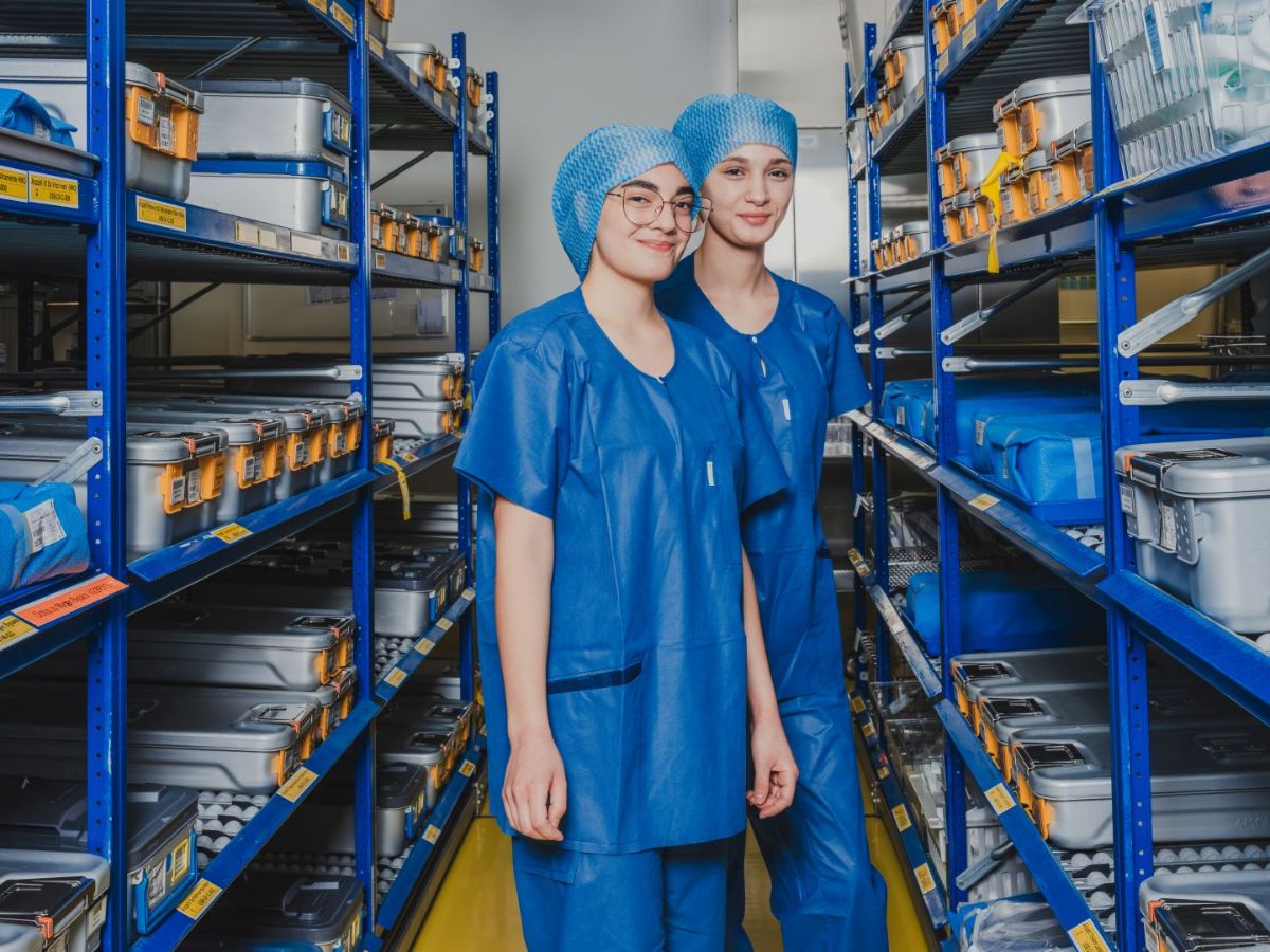 Two company entertainers in front of a toolbox
