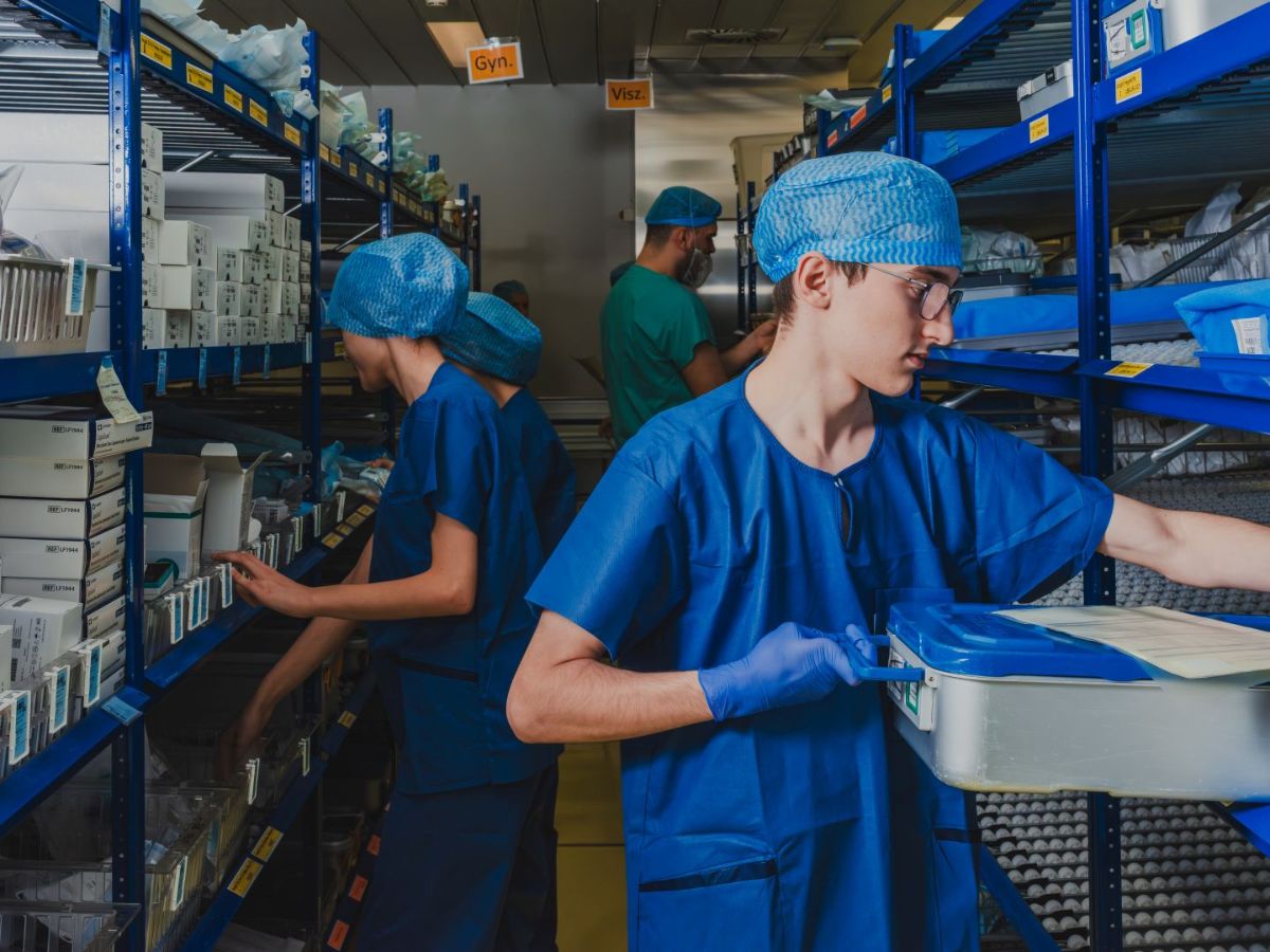 Lehrlinge mit Lehrmittel in der Hand