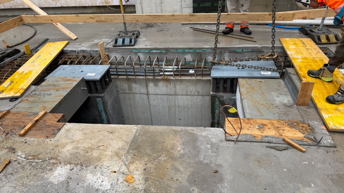 Blick vom zweiten Untergeschoss auf die Betonsäulen.