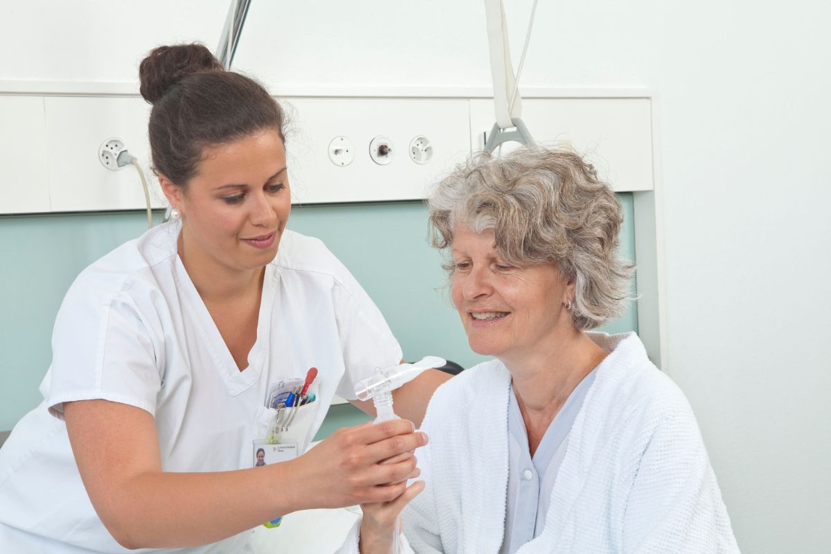 Eine Ärztin betreut eine Patientin.