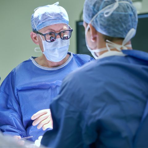 Chirurgen während eines Eingriffs im OP-Saal