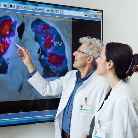 Prof. Michael Tamm with colleague in front of screen with lung image