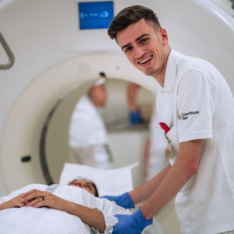 Radiologiefachmann mit Patienten vor einem CT