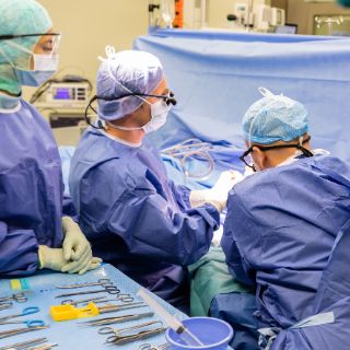 Équipe chirurgicale du service de chirurgie viscérale pendant une intervention
