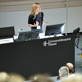 Prof. Sabina Hunziker Schütz während eines Vortrags im ZLF-Hörsaal