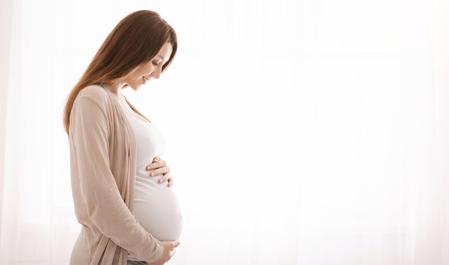 Une femme enceinte tient son ventre