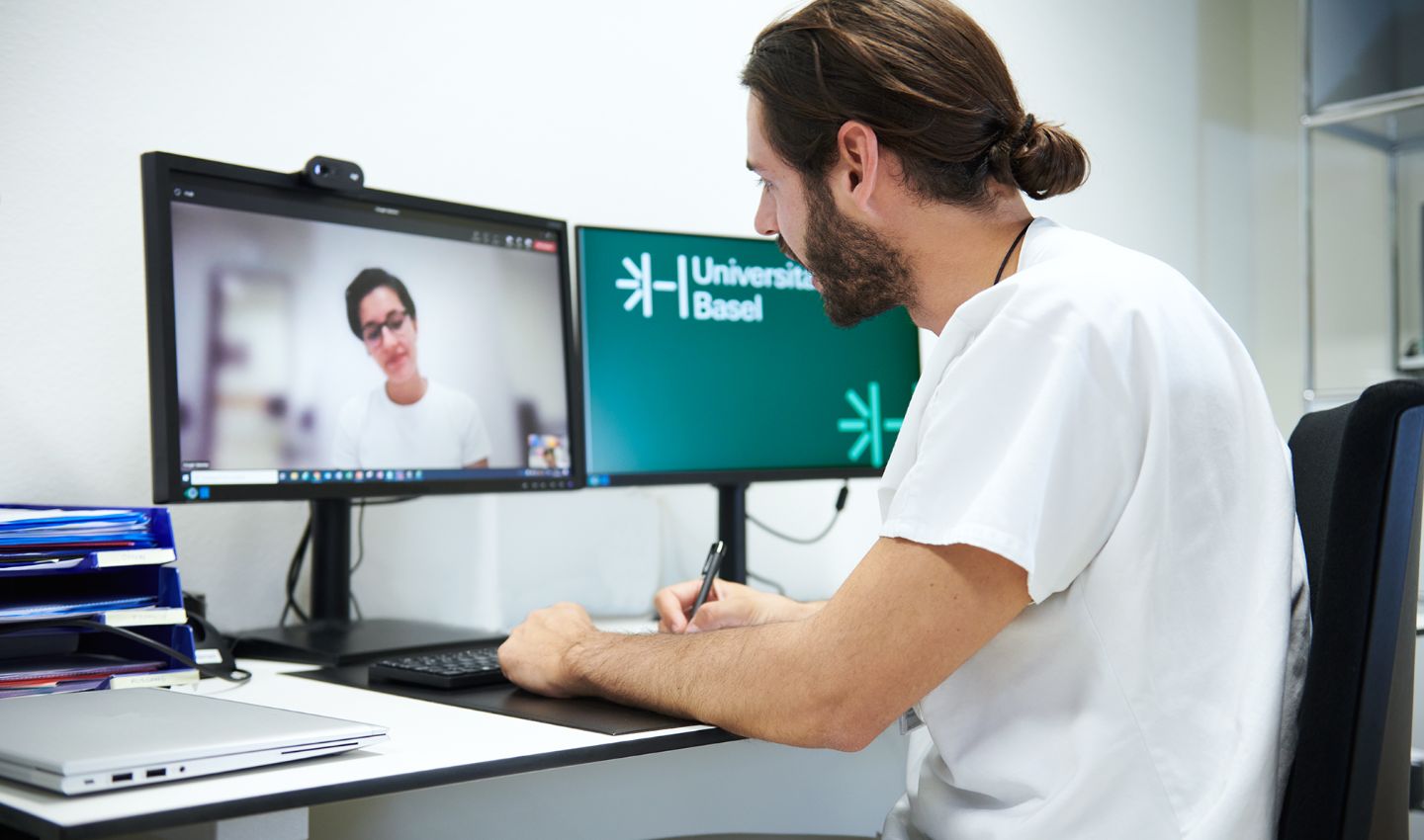 Arzt im Video-Call mit Patientin