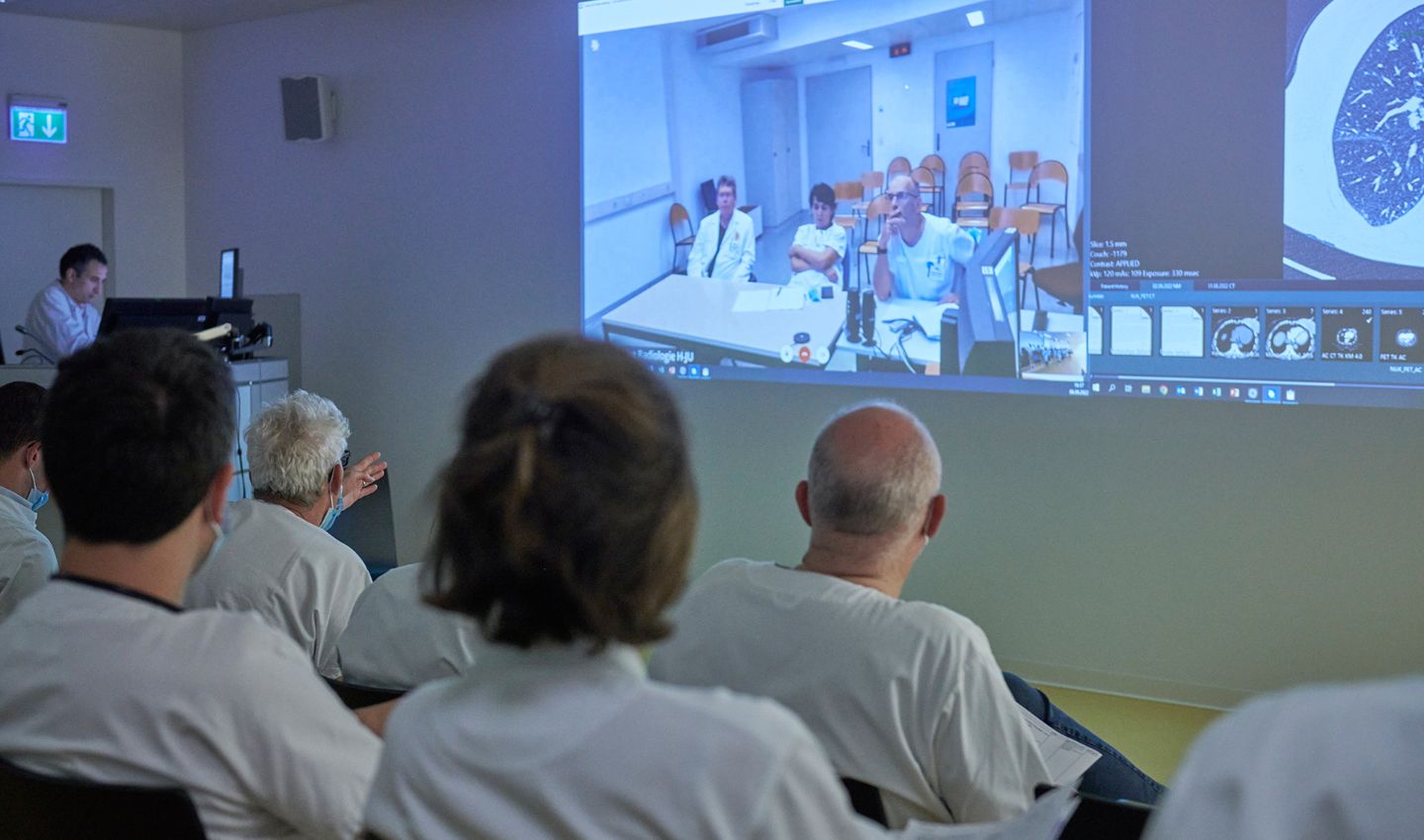 Ärztinnen und Ärzte bei einer Fallkonferenz des Lungentumorboards