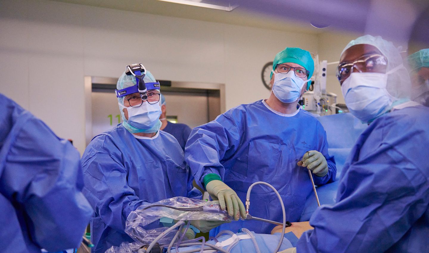 Ärzte während einer minimalinvasiven (VATS) Operation