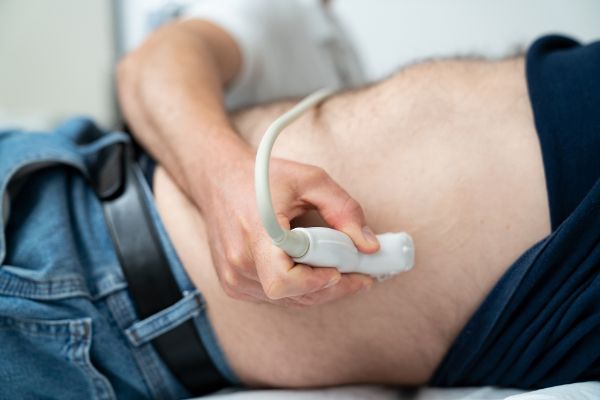 Ultraschall-Untersuchung bei männlichem Patienten
