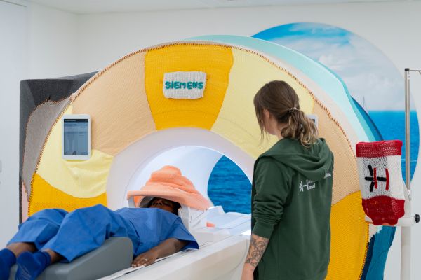 Mit Wolle, Fingerfertigkeit und Schalk hat unsere Radiologiefachfrau Anastassia Korolenko ein MRT-Gerät eingestrickt. Und mit ihrer ungewöhnlichen Guerilla Knitting-Aktion jeglichen Herbst-Blues weggezaubert.