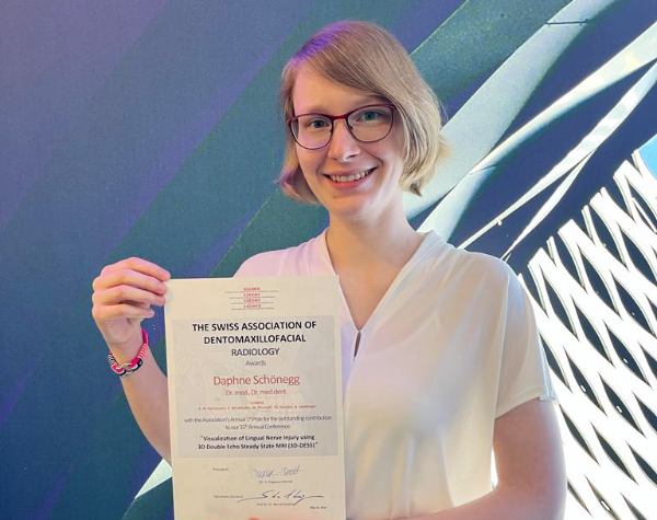 Dr. Daphne Schönegg gewinnt den ersten Preis für ihren Vortrag auf der SGDMFR-Jahrestagung.