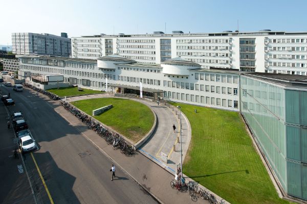 Das Universitätsspital Basel (USB) positioniert sich erstmals am Schweizer Kapitalmarkt und begibt eine Anleihe über 3 Jahre von 150 Mio. CHF zu 0.95% und eine Anleihe über 10 Jahre von CHF 250 Mio. CHF zu 1.60%. Die Anleihen finanzieren eine modernisierte Infrastruktur, die Weiterentwicklung des Claraspitals zu einem umfassenden Krebszentrum sowie Investitionen in die Digitalisierung.