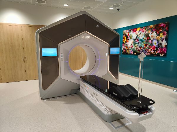 Ein Bestrahlungsgerät der neuesten Generation mit integriertem Computertomographen hat im Juni seinen klinischen Betrieb im Universitätsspital Basel aufgenommen.