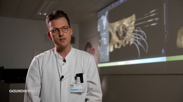 Die Elektrochemotherapie wird am Universitätsspital Basel (USB) bei schwer erkrankten Krebspatientinnen und Krebspatienten eingesetzt. PD Dr. Adrian Kobe erklärt, wie das Verfahren funktioniert und welche Möglichkeiten es bietet. Hanspeter Hunziker berichtet von seinen persönlichen Erfahrungen mit der Erkrankung. Seit über zehn Jahren lebt er mit einem seltenen Liposarkom und hat bereits verschiedene Therapien hinter sich.
