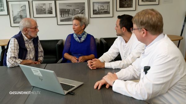 Eine Gesichtslähmung nach einem Tumor oder durch andere Ursachen ist für Betroffene ein tiefer Einschnitt. Mit moderner rekonstruktiver Chirurgie und interdisziplinärer Zusammenarbeit lassen sich Funktionalität und Symmetrie oft wiederherstellen. Entscheidend für den Behandlungserfolg sind vor allem der Zeitpunkt der Operation und das Alter der Patient*innen. 