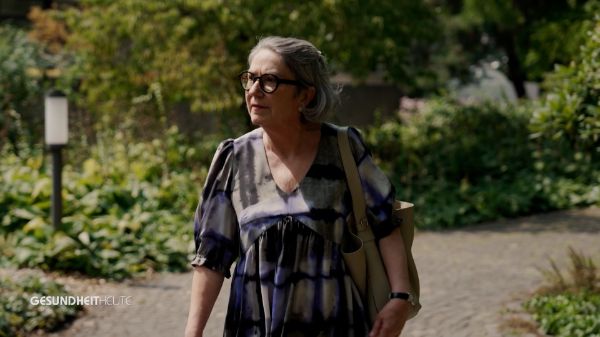 Eine neuartige robotergestützte Lungenspiegelung ermöglicht es, selbst kleinste Veränderungen in der Lunge präzise zu erreichen und zu untersuchen. Dies verbessert die Früherkennung von Lungenkrebs erheblich und eröffnet neue Perspektiven für weitere Behandlungsmöglichkeiten. Am Universitätsspital Basel kommt dafür der Bronchoskopieroboter zum Einsatz und gilt als Meilenstein in der Diagnostik von Lungentumoren. 