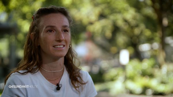 Migräne schränkt das Leben vieler Menschen stark ein, auch das von Anysia Rempert. Nach vielen Jahren mit fast täglichen Migräneattacken fand sie in der Kopfschmerz-Sprechstunde bei PD Dr. Athina Papadopoulou am Universitätsspital Basel endlich die richtige, individuelle Unterstützung und eine wirksame Behandlung, die ihre Migräne deutlich linderte.