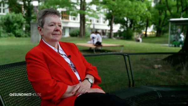 Weisser Hautkrebs gilt als weniger aggressiv als schwarzer Hautkrebs, doch er kann sich unter der Haut heimtückisch ausbreiten. Oft bleibt er lange unbemerkt, und unbehandelt sind aufwendige Operationen nötig. Am Universitätsspital Basel setzen Ärztinnen und Ärzte auf die besonders schonende Mohs-mikrografische Chirurgie, um Tumore gezielt zu entfernen und gesundes Gewebe zu schonen. 