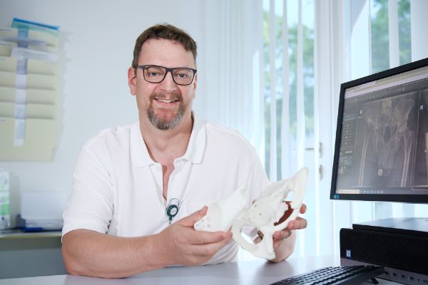 Das Zentrum für muskuloskelettale Infektionen (ZMSI) am Universitätsspital Basel ist schweizweit einzigartig: Expert*innen aus Orthopädie und Traumatologie, Infektiologie und plastischer Chirurgie behandeln hier gemeinsam komplexe Infektionen an Knochen, Gelenken und Muskeln. 

Prof Dr. med. Martin Clauss, Leiter des ZMSI, gibt im Video einen Einblick in die Arbeit des Zentrums. 